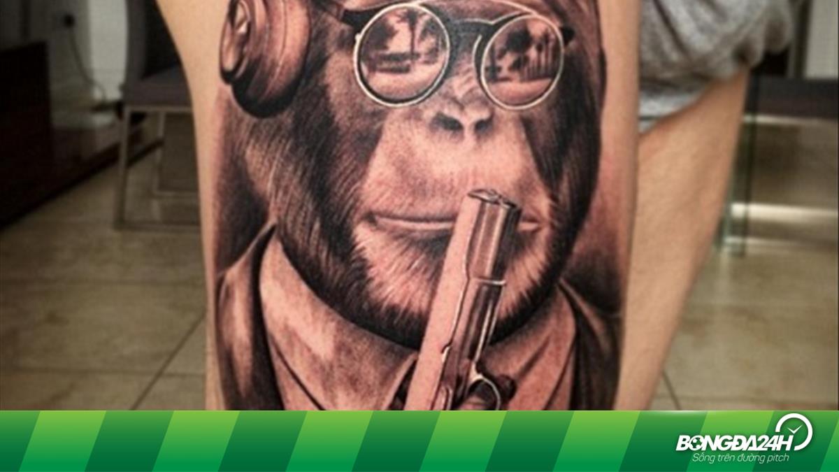 Hình xăm khỉ cầm súng là một thiết kế đầy tính nghệ thuật và bản lĩnh. Sự kết hợp độc đáo giữa khỉ thông minh và súng mạnh mẽ sẽ khiến bạn cảm thấy độc đáo và mạnh mẽ hơn. Xem hình xăm này và cảm nhận sự độc đáo của nó ngay hôm nay!