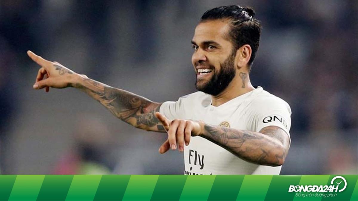 Dani Alves chơi trận bóng đá cho đội nhà tù sau khi bị bắt