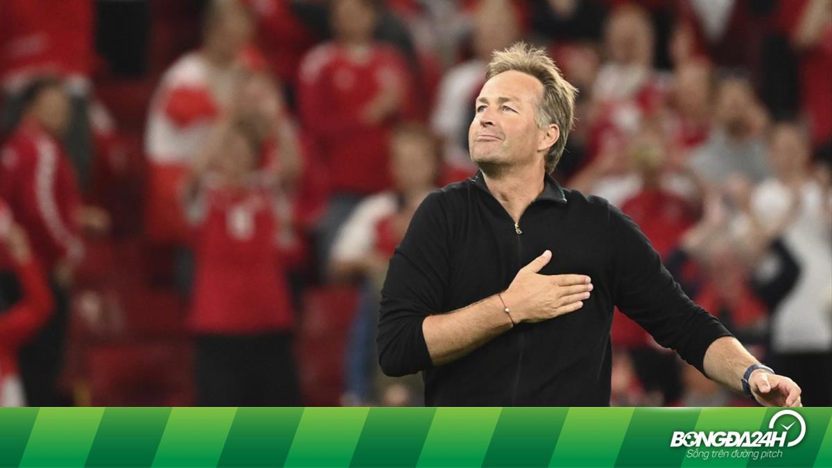 Bir yigit ozi katta sikni silkitadi