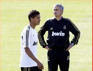 “Virus FIFA” hoành hành ở Bernabeu: Đến Varane cũng chấn thương!