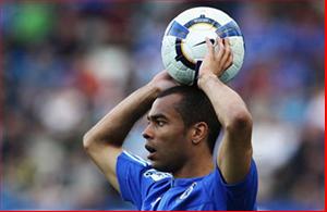 Milan trả giá cao hòng nẫng tay trên Ashley Cole