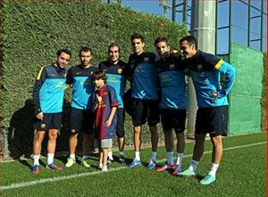 Sao Barca thăm chú bé không bàn chân ở lò La Masia