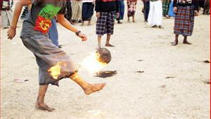 Muốn thành siêu sao túc cầu, hãy sang Indonesia đá bóng... lửa
