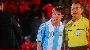 Bất chấp tư cách, trọng tài xin ....pose hình cùng Messi