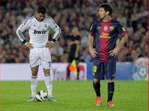 Cristiano Ronaldo vấp ngã trong cuộc đua Quả bóng vàng với Messi
