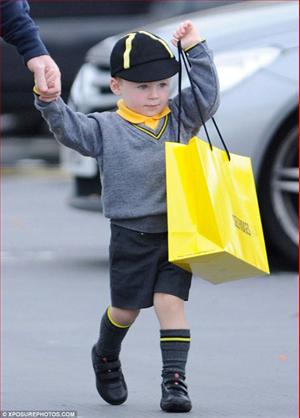 Quý tử nhà Rooney thỏa thích mua sắm