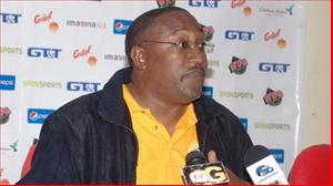 Chuyện lạ: Lỡ chuyến bay, HLV chỉ đạo trận đấu qua... Skype