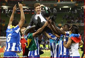 Villas-Boas coi nhẹ chiếc cúp Champions League của Chelsea