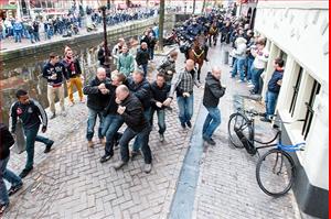 25 người bị bắt giữ sau trận Ajax- Man City