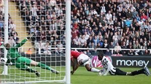 Man Utd may mắn tránh khỏi bàn thua nhờ thiếu công nghệ mắt diều hâu?