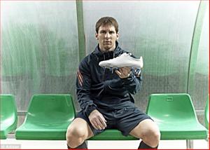 Lionel Messi nhờ fan thiết kế giày cho mình