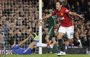 Javier Hernandez tiếp tục gieo ác mộng cho Chelsea