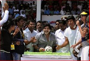 Cậu bé vàng Diego Maradona đón sinh nhật hoành tráng ở Ấn Độ