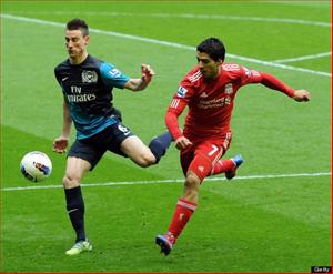 Trung vệ Arsenal đòi .... tẩn Luis Suarez cho thừa thói ăn vạ