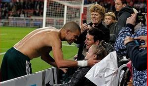 Ronaldo, Pepe ghi điểm ở Ajax với tấm lòng nhân hậu