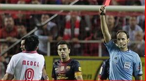 Bị Fabregas qua mặt, trọng tài Mateu Lahoz phải trả giá