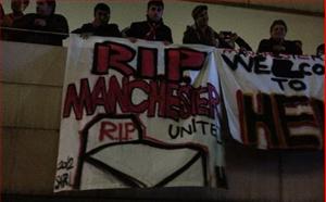 Fan cuồng Galatasaray dằn mặt M.U tại sân bay