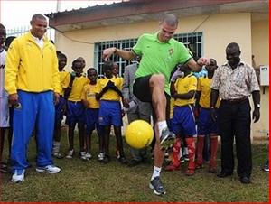 Pepe chơi bóng đá với các trẻ em khiếm thính tại Gabon