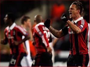 Trung vệ Mexes vẽ siêu phẩm xe đạp chổng ngược khủng hơn Zlatan Ibrahimovic
