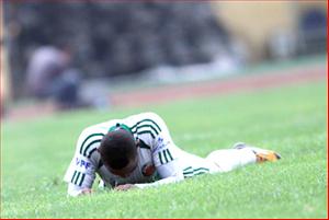 Cầu thủ trước nguy cơ thất nghiệp hàng loạt: Mấy ai học được chữ “ngờ”