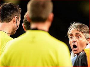 HLV Roberto Mancini thoát án phạt của UEFA: Dù thế nào, lưỡi Damocles đã khởi động