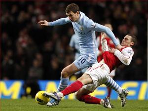 Arsenal không nên mua Dzeko