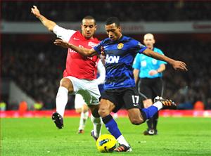 Arsenal rối loạn: Walcott theo chân Van Persie đến M.U?