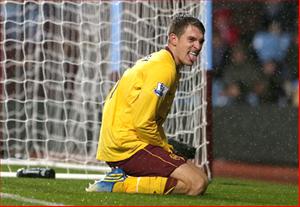 Arsenal hòa nhạt nhẽo trên Villa Park: Ngọn đèn dưới mưa…