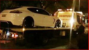 Thi gan với cảnh sát, Tevez vẫn bất lực nhìn siêu xe bị gông cổ