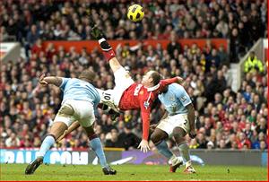 Khi Ibra phù phép, Rooney đang ở đâu?