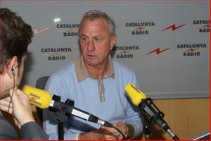 Messi làm từ thiện cả triệu euro thì nói gì đến chuyện đòi tăng lương?