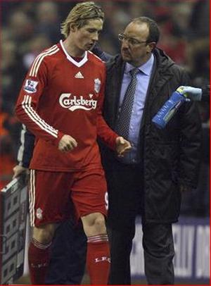 Rafa Benitez bảo vệ Torres vì bị người cũ của Chelsea tấn công