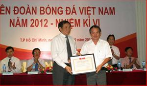 Chẳng cần bằng đại học, bầu Đức vẫn thừa sức làm Chủ tịch VFF?