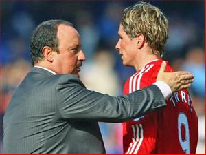 Rafa Benitez lên tiếng bào chữa việc tự tay vả miệng