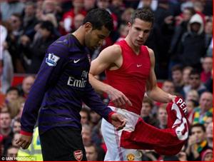 Andre Santos xin lỗi CĐV Arsenal vì lỡ xin áo Van Persie