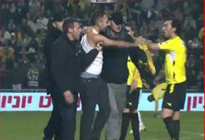 Tuyệt chiêu bắt fan quá khích của cảnh sát