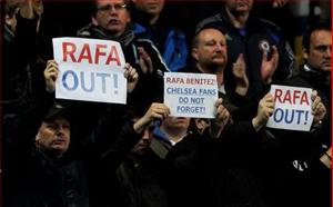 HLV Benitez bị fan Chelsea xua đuổi