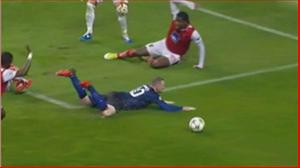 Có chăng chuyện Wayne Rooney đã diễn kịch để kiếm về bàn 11m quyết định cho Man Utd?