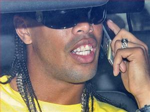 Đâm xe tải hạng nặng, Ronaldinho may mắn thoát chết