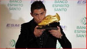 Ronaldo bán đấu giá Chiếc giày vàng 2011 làm từ thiện