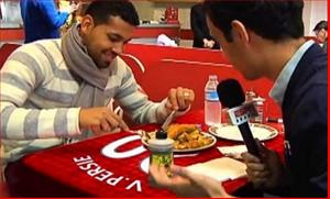 Andre Santos xin áo đồng đội cũ Van Persie về làm... khăn trải bàn?