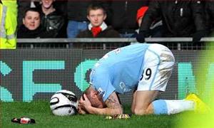 Hoá ra, từng có một sao của Man City cũng ăn đạn từ khán đài như Rio Ferdinand