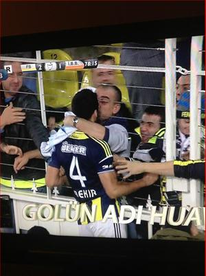 Sao Fenerbahce được .... fan nam thưởng một nụ hôn