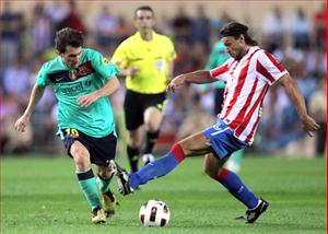 Hàng công Barca: Làm ơn, đừng đốn gãy chân Messi...