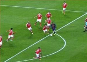 Messi bị 10 cầu thủ Benfica…bao vây