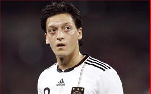Mesut Ozil: Tôi sẽ xuất sắc hơn Messi