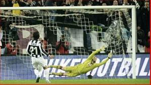 Cú sút penalty tệ nhất trong sự nghiệp của Andrea Pirlo?