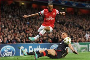 Olympiakos - Arsenal, bỏ ít đòi nhiều