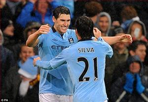 Man City thắng phút bù giờ: “Ông già Noel” Barry cứu rỗi Man City