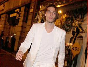 Carroll đánh người, phá hỏng “Dạ tiệc trắng”